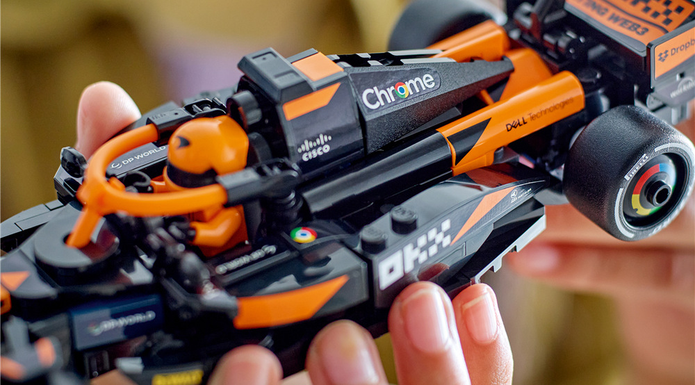 Stavebnica LEGO® Speed Champions 77251 Závodní auto McLaren F1® Team MCL38 Model McLaren F1 Team MCL38 zachováva charakteristické prvky skutočného monopostu vrátane svätožiare a zadného krídla.