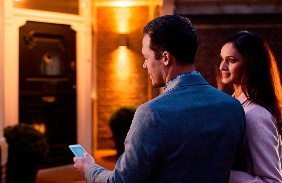 Ovládač Philips Hue Bridge 2.0 biele Ovládač Philips Hue Bridge 2.0 biele
