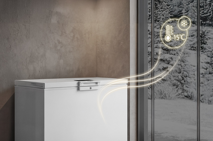Mraznička Whirlpool W3RHS30DW biela Pultová mraznička v pivnici s výhľadom na zasnežený les