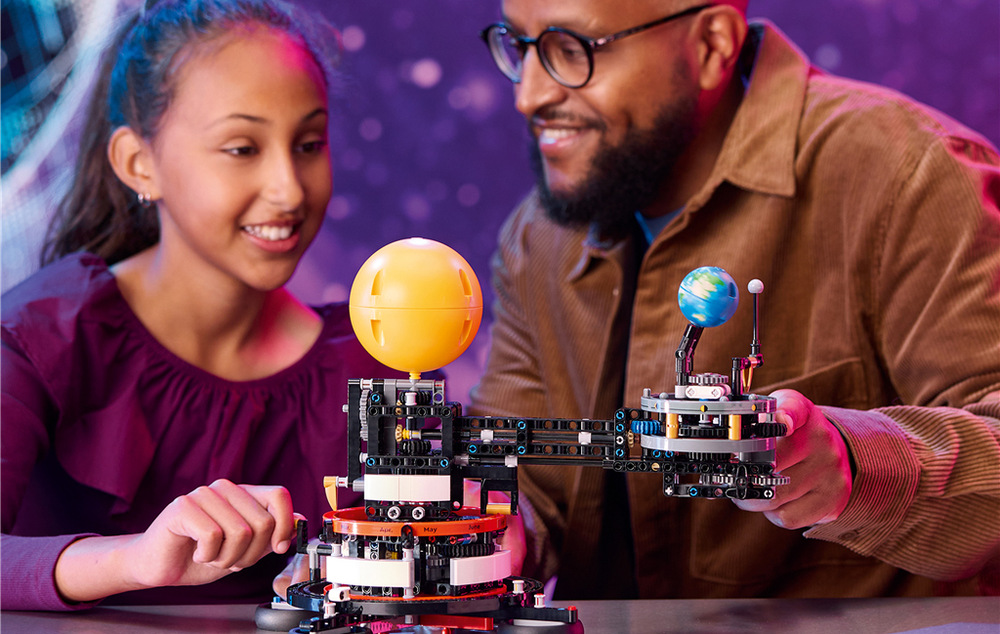 Stavebnica LEGO® Technic 42179 Planeta Země a Měsíc na oběžné dráze Model z 526 kociek LEGO ponúka školákom od 10 rokov zaujímavé stavanie aj výraznú dekoráciu do izbičky.