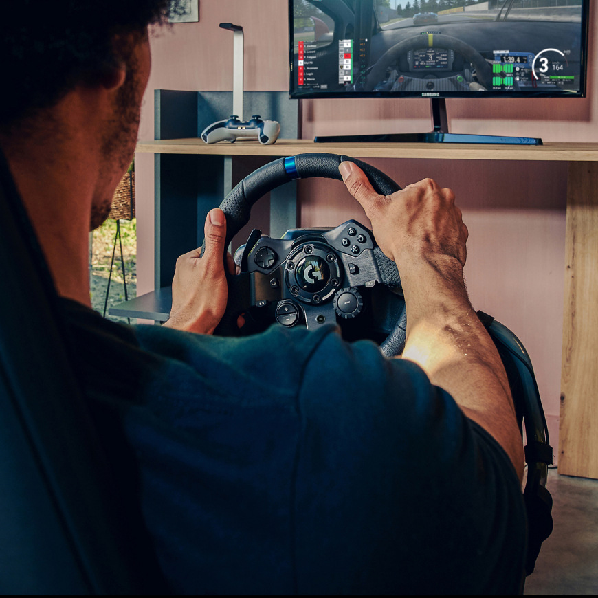 Volant Logitech G923 Racing Wheel and Pedals - PC only čierny Hráč používajúci Logitech G923 Racing Wheel and Pedals pri závodnej hre na monitore