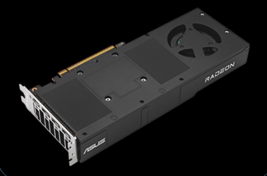 Zadná strana grafickej karty s kovovým backplate a výstupnými portami