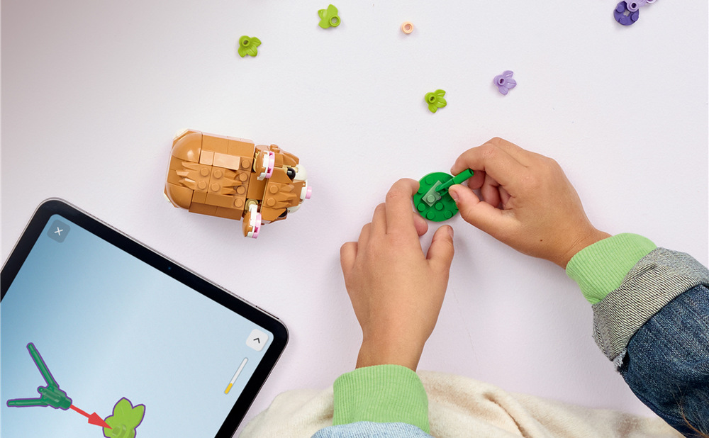 Stavebnica LEGO Creator 3 v 1 umožňuje z jednej sady kociek postupne zostaviť škrečka, ježka alebo orla