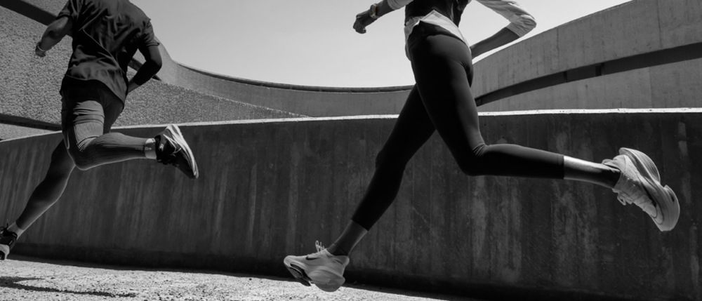 Inteligentné hodinky Apple Watch Ultra 2 GPS + Cellular 49mm čierny titán - čierny trailový ťah - S/M