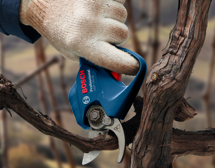 Bosch Professional GGP 12V-25 pri strihaní silnejšej vetvy v ruke s rukavicou