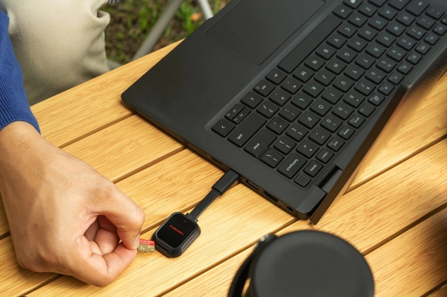 Pamäťová karta SANDISK Micro SDHC Extreme GO 32GB UHS-I U3 (100R/60W) Vloženie microSD karty do čítačky pripojenej k notebooku