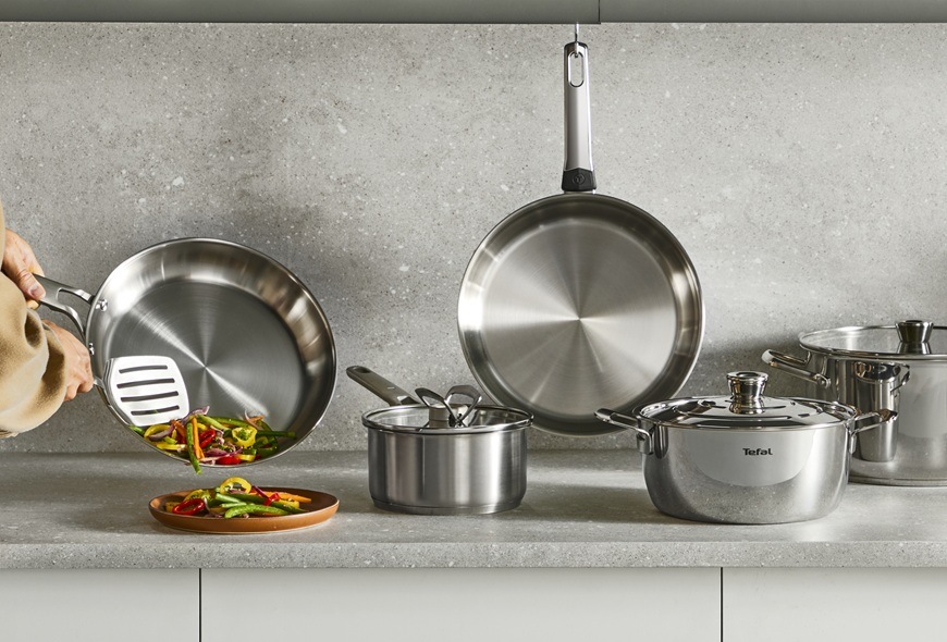 Hrniec s pokrievkou Tefal Extreme E5296104, 22 cm nerez Sada riadu značky Tefal na kuchynskej linke.