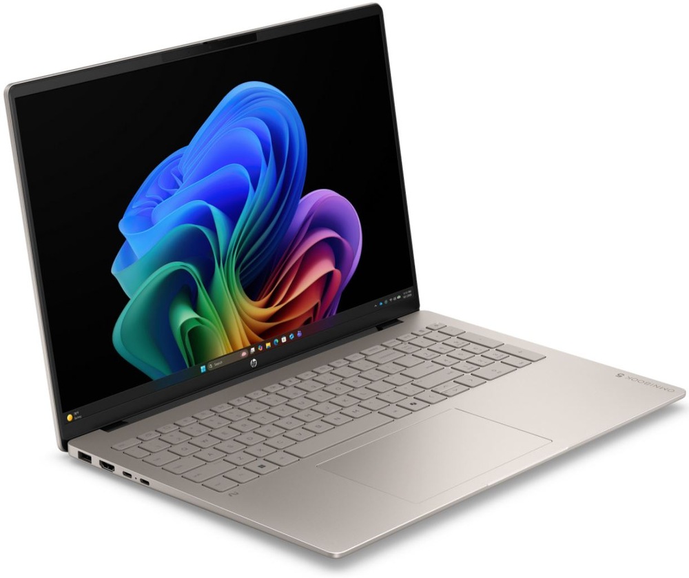 Notebook HP OmniBook 5 16-bp0001ncx + Game Pass předplatné na 2 měsíce béžový Notebook HP OmniBook 5 v šikmom pohľade s tenkým prevedením