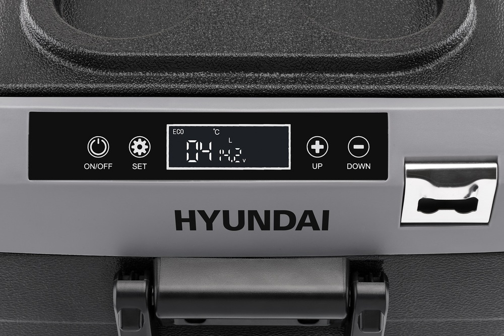 Digitálny displej kompresorovej autochladničky Hyundai CC35D Hyundai zobrazujúci teplotu a stav napätia batérie, tlačidlá ON/OFF, SET a regulácia teploty