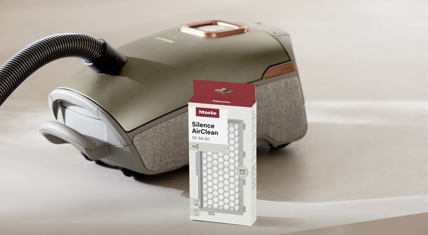 Filter Miele Silence AirClean SF-SA 50-1 Vysávač Miele a vedľa neho je zabalený filter Miele Silence AirClean.