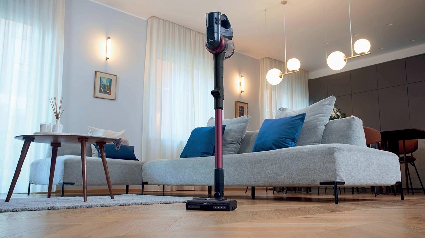 Tyčový vysávač Hoover HF4P10HX 011 čierny/ružový HF4P10HX 011 vysávač je v parkovacej pozícii uprostred miestnosti
