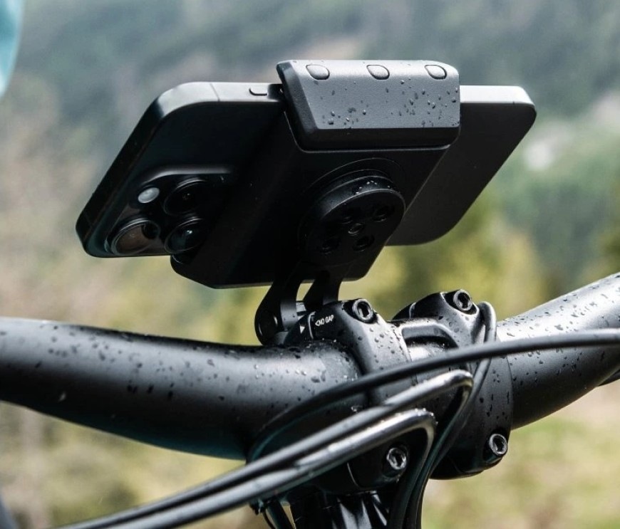 Držiak na mobil SP Connect Universal čierny Držiak na mobil SP Connect Universal inštalovaný na riadidlá bicykla