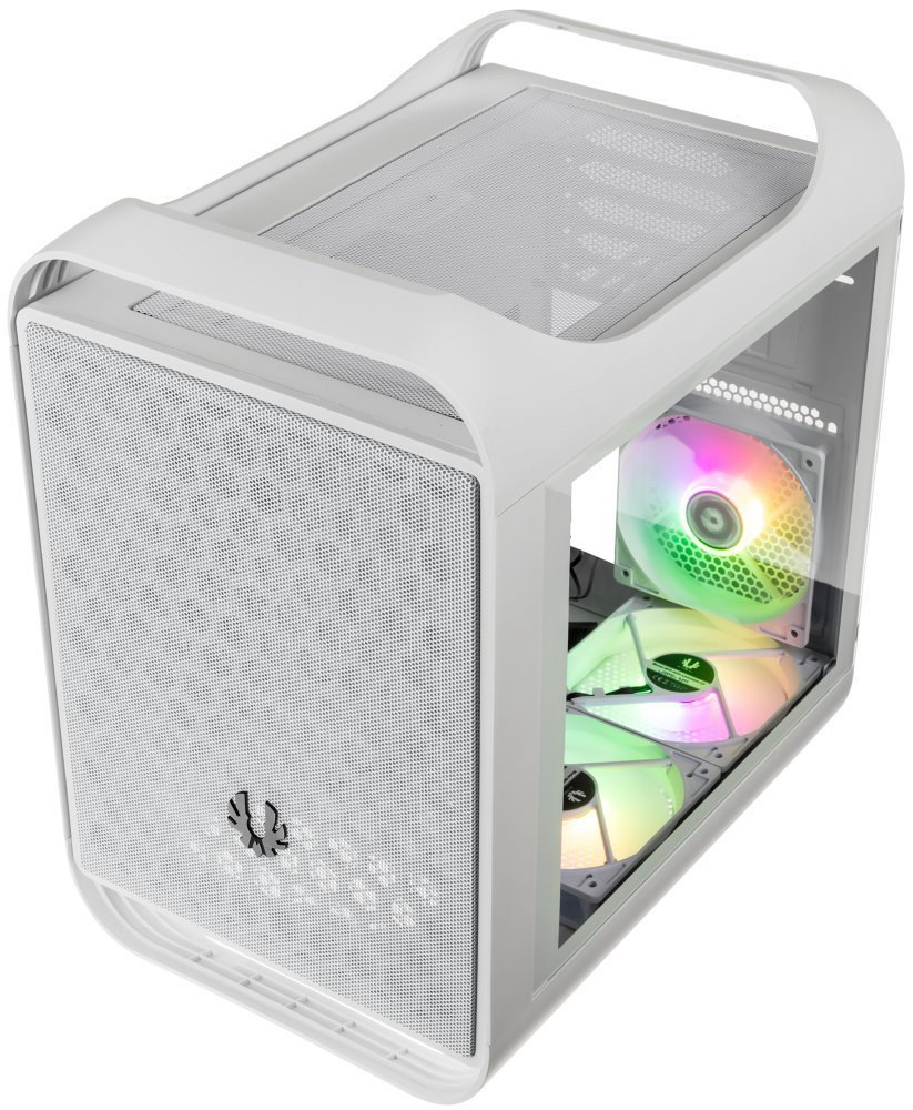 Pohľad s hora do útrob PC skrine cez pravý horný roh. Vnútri je zachytený priestor bez komponentov iba so svietiacimi tromi ventilátormi.