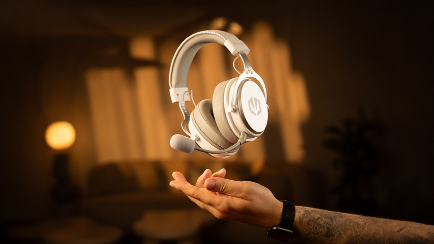 Headset ENDORFY VIRO Wireless Onyx White biely Detail headsetu ENDORFY VIRO Wireless s náhlavným mostom, náušníkmi a mikrofónom v bielom prevedení