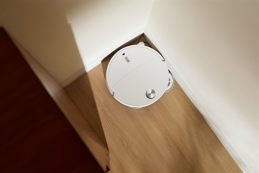 Vysávač Roborock Qrevo Edge 2 so špeciálnym ramenom pri upratovaní v rohu miestnosti