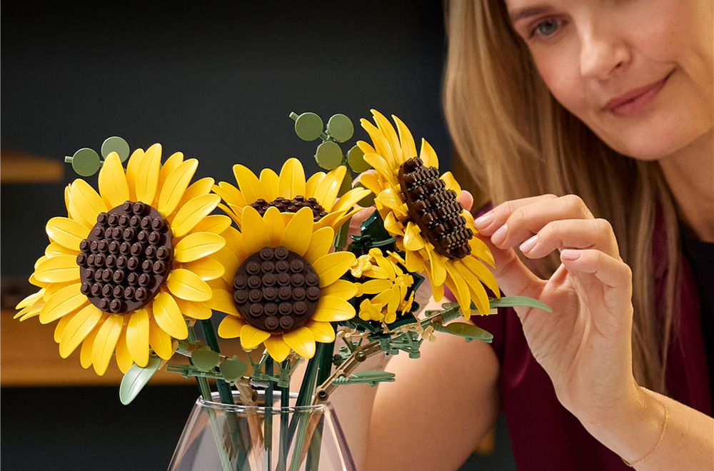 Stavebnica LEGO® Botanicals 11502 Kytice slunečnic Slnečnice symbolizujú radosť, lásku a šťastie, takže stavebnica poteší ako darček k rôznym príležitostiam.