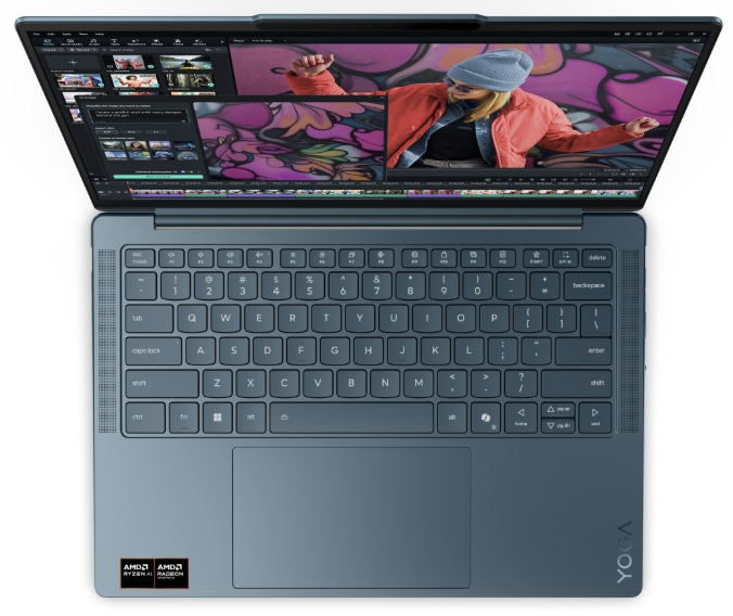 Notebook Lenovo Yoga Slim 7 14AKP10 modrý Pohľad zhora na klávesnicu, touchpad a displej notebooku s otvoreným editorom videa