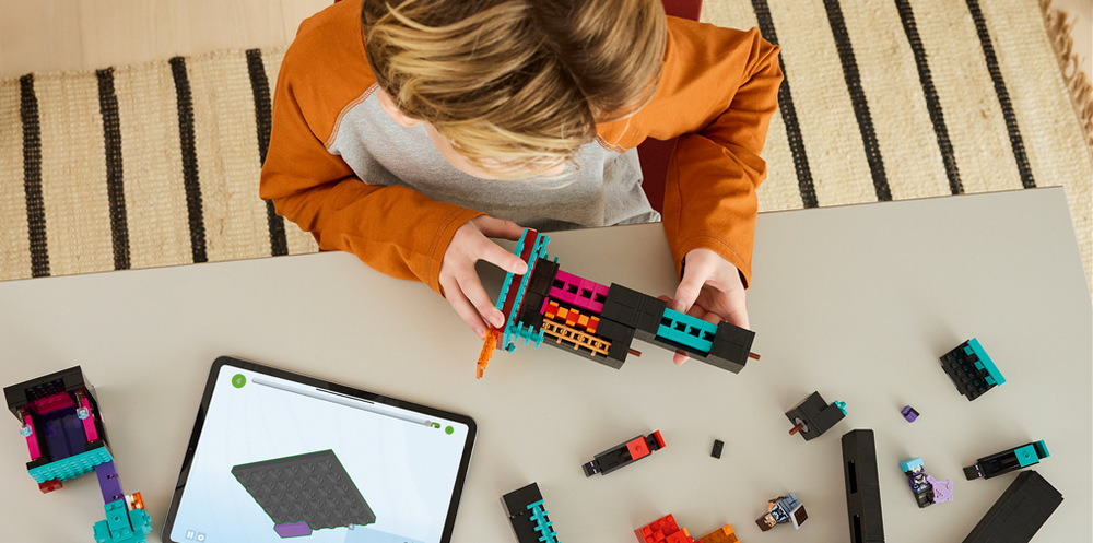 Stavebnica LEGO® Minecraft® 21279 Endermanova veža Endermanovu vežu je možné prestavať na dve farebné pevnosti, ktoré poslúžia ako kulisa pre akčné PvP súboje.