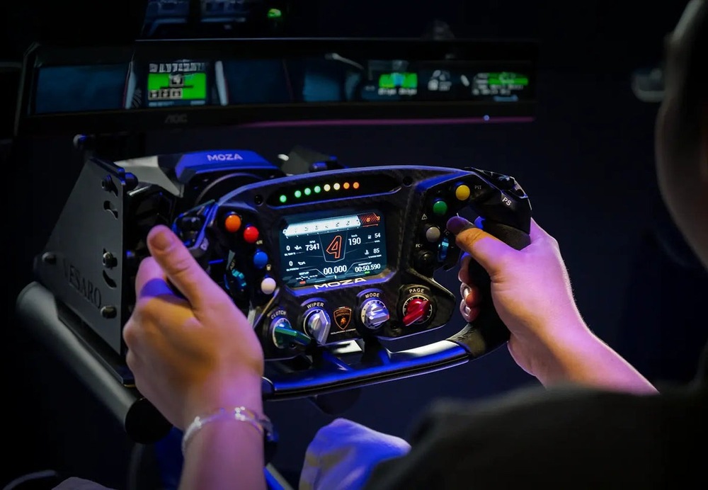 Volant Moza Racing Lamborghini Essenza SCV12 carbon Záber na ruky užívateľa držiaceho volant Moza Racing Lamborghini Essenza SCV12.