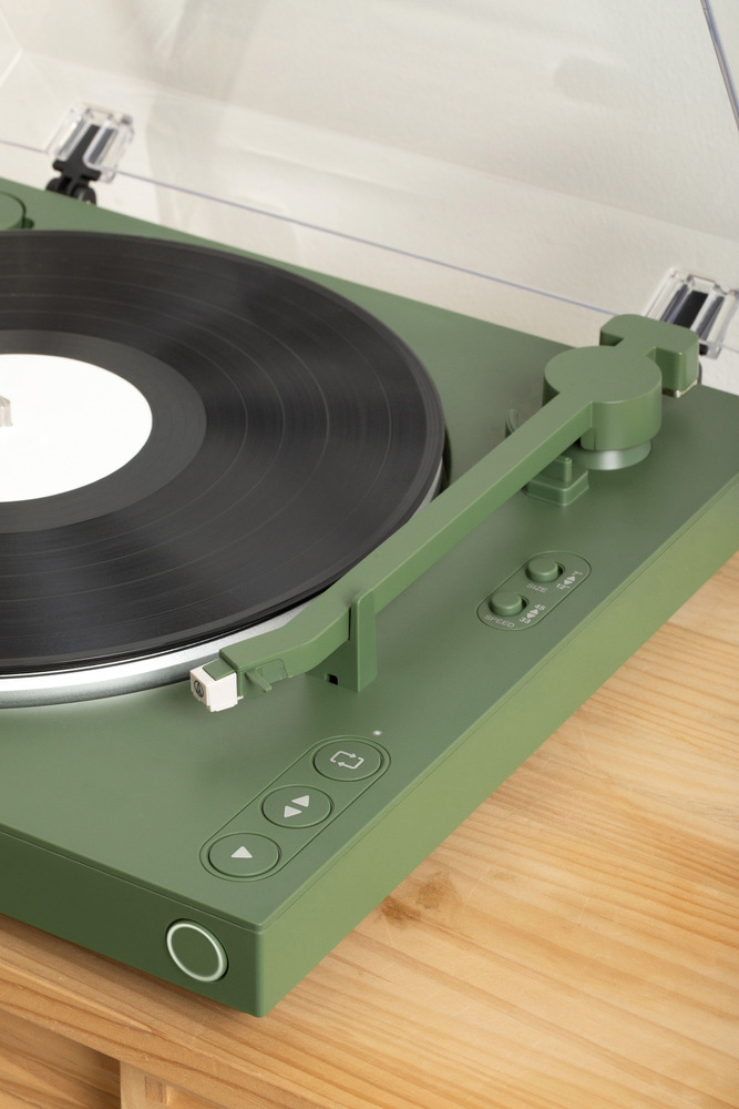 Detailný pohľad na gramofón Victrola VPT-800-GRN-INT