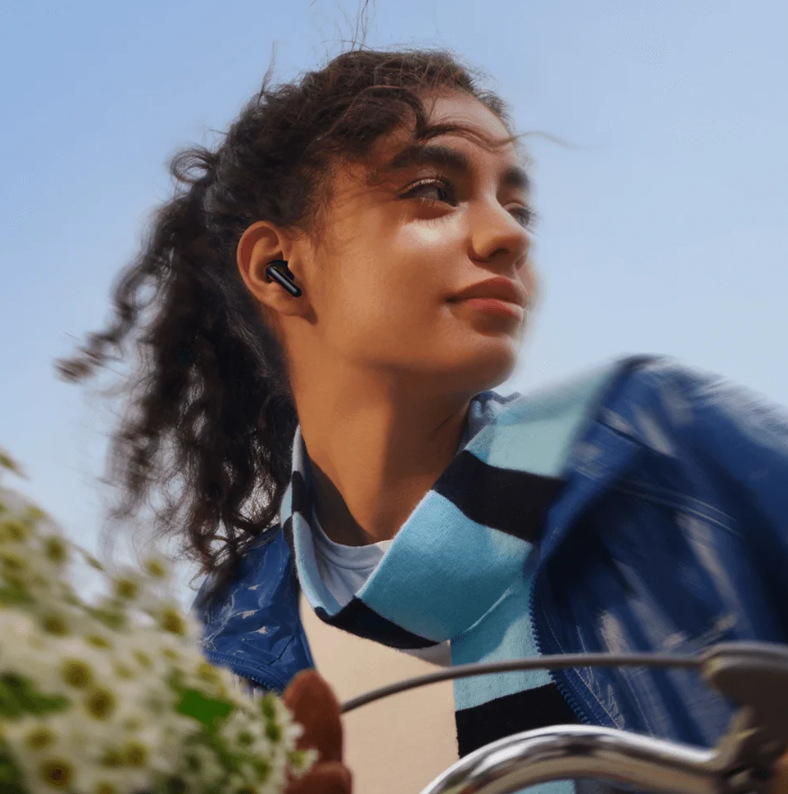 Slúchadlá Xiaomi Redmi Buds 8 Lite modrá Žena na bicykli so slúchadlami Xiaomi Redmi Buds 8 Lite v ušiach