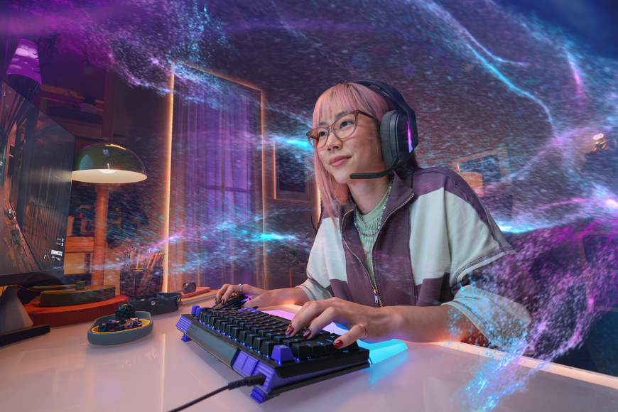 Klávesnica Logitech G512 X 75, US INTL layout, Tactile biela Hráčka používajúca hernú klávesnicu Logitech G512 X 75 pri hraní na PC zostave