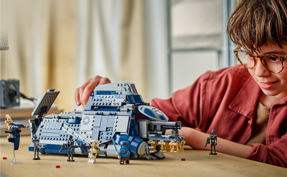 Stavebnica LEGO® Star Wars™ 75435 MTT™ Separatistů z bitvy o Felucii Model MTT zachytáva ikonické bojové vozidlo Separatistov s výsuvným držiakom bojových droidov.