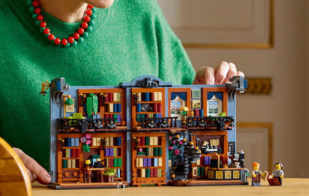 Stavebnica LEGO® Icons 11379 Knižní zarážka: Knihkupectví Knižná zarážka sa po roztvorení premení na dvojposchodové kníhkupectvo s balkónmi a točitým schodiskom.