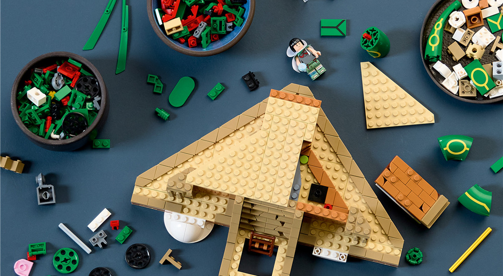 Stavebnica LEGO® Pokémon™ 72168 Rayquaza Rayquaza sa vznáša nad Nebeským pilierom obklopeným mrakmi a vytvára pôsobivú scénu s legendárnym Pokémonom.
