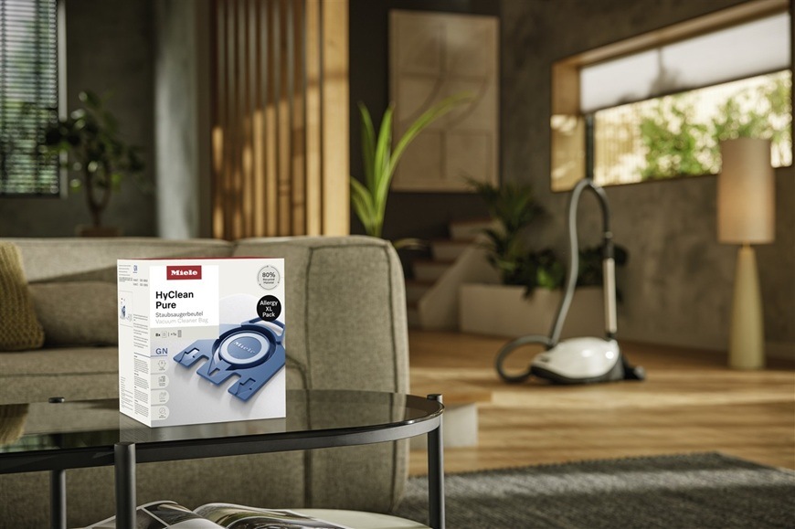 Vrecká pre vysávače Miele GN Allergy XL HyClean Pure (8 ks) Súprava sáčkov do vysávača Miele Allergy XL HyClean Pure GN leží na stole v obývacej izbe.