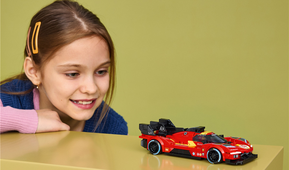 Stavebnica LEGO® Speed Champions 77261 Ferrari 499P Ferrari 499P z kociek LEGO ponúka deťom stavanie, pretekanie aj možnosť vystaviť hotový model.