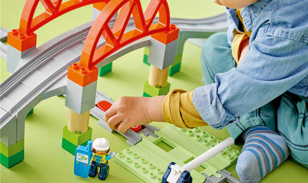 Stavebnica LEGO® DUPLO® 10426 Železniční most a koleje – rozšiřující sada Osem rovných koľají ľahko prepojíte s ďalšími vláčikmi a súpravami LEGO DUPLO Mesto pre ešte väčší železničný svet.