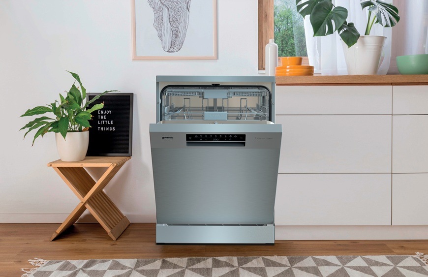 Umývačka Gorenje EWW2117366 (GS673C60X) je umiestnená v kuchyni vedľa kuchynskej linky