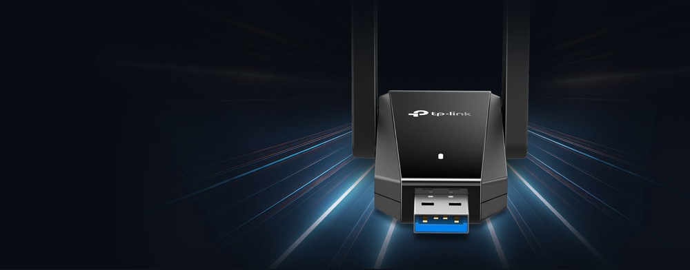 Wi-Fi adaptér TP-Link Archer TX30U Plus čierny Elegantný čierny USB adaptér TP-Link s dvojitou anténou vyniká na tmavom pozadí s dynamickými modrými svetelnými pruhmi, ktoré symbolizujú rýchlosť a konektivitu.