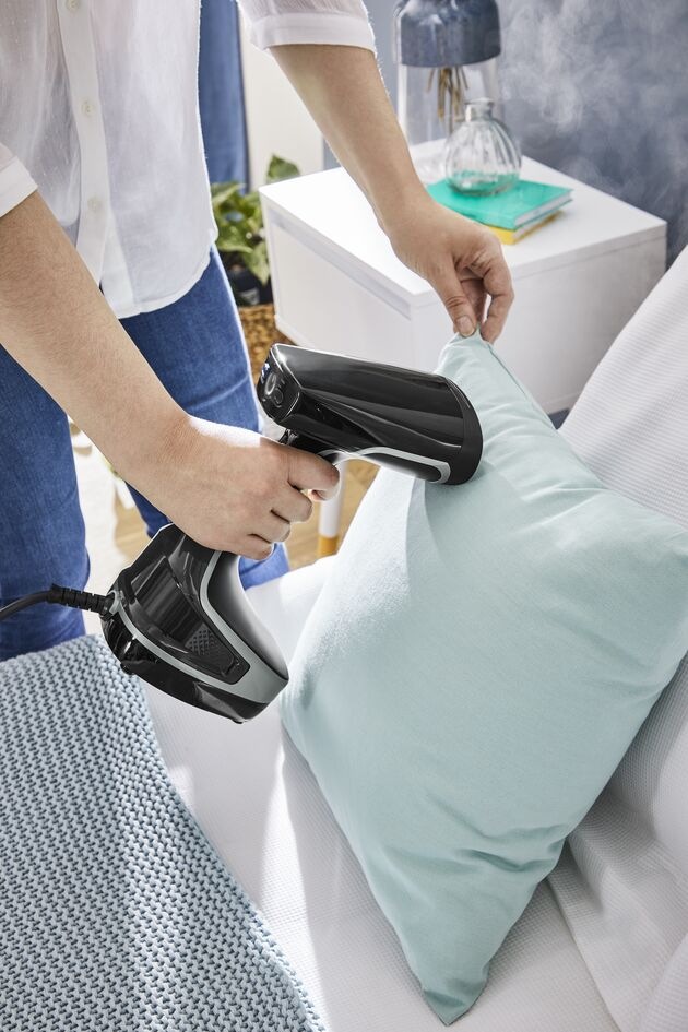 Ručný naparovač odevov Tefal Access Steam Force DT8270E1 Muž dezinfikuje vankúš ručným naparovačom Tefal Access Steam Force DT8270E1