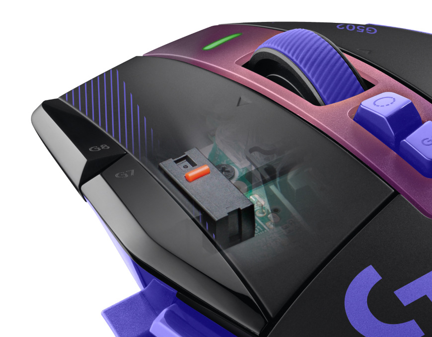 Detail hornej časti myši Logitech G502 X Plus s výmenným tlačidlom, rolovacím kolieskom a bočnými tlačidlami