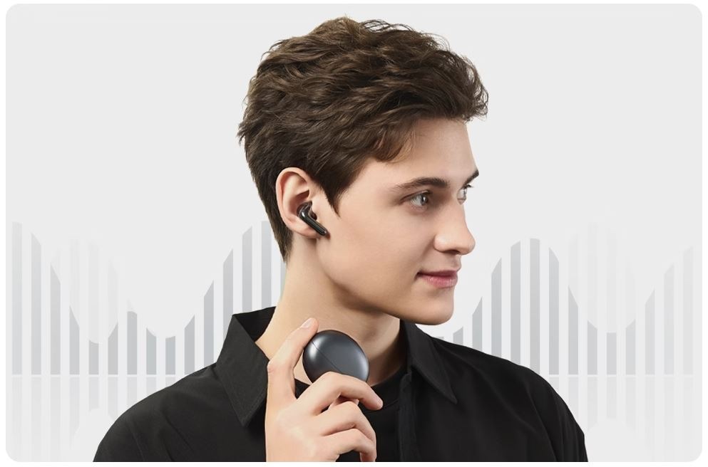 Slúchadlá HONOR Choice Earbuds S8 sivá Muž, ktorý má v uchu slúchadlá HONOR Choice Earbuds S8