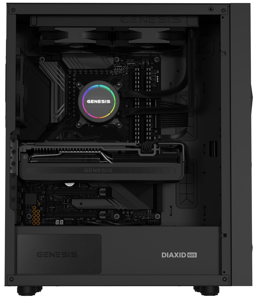 Vodný chladič Genesis HYDRIA 240 čierny Na obrázku je vnútro čiernej počítačovej skrine s nainštalovaným vodným chladičom Genesis Hydria 240. Hore sú dva ventilátory radiátora, uprostred na procesore okrúhla pumpa s logom Genesis a jemným farebným svetelným kruhom. Pod ňou je veľká grafická karta a po pravej strane starostlivo vedené káble aj hadice. Celok pôsobí čisto, usporiadane a moderne.
