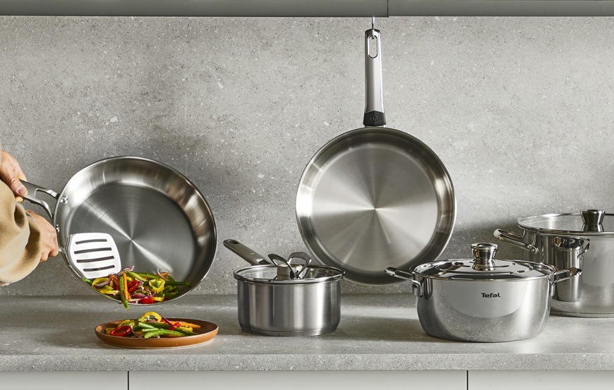 Hrniec s pokrievkou Tefal Extreme E5294304, 18 cm nerez Sada kuchynského náčinia Tefal v modernej domácnosti.