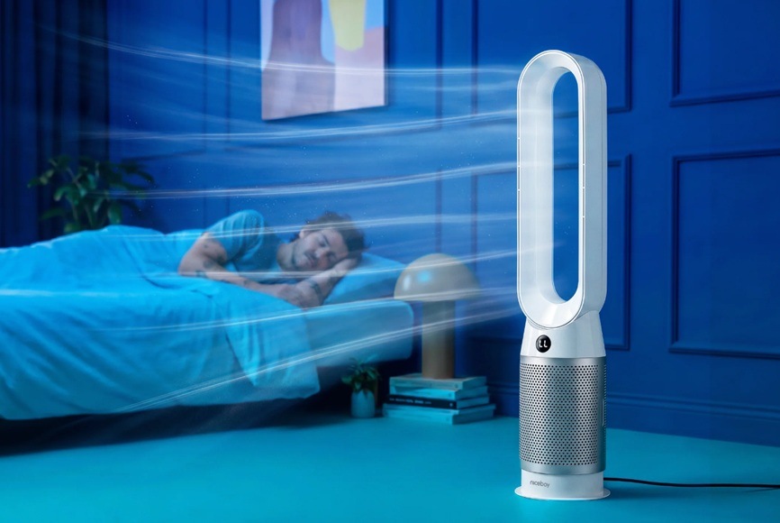 Ventilátor stĺpový Niceboy Tower PRO White biely Muž spiace v spálni a ventilátor chladiaci vzduch.