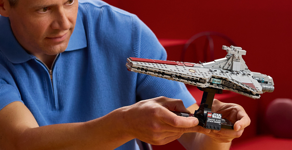 Stavebnica LEGO® Star Wars™ 75441 Útočný křižník třídy Venator 643 kociek LEGO vytvorí pôsobivý zberateľský model, ktorého stavanie uľahčí aplikácia LEGO Builder.