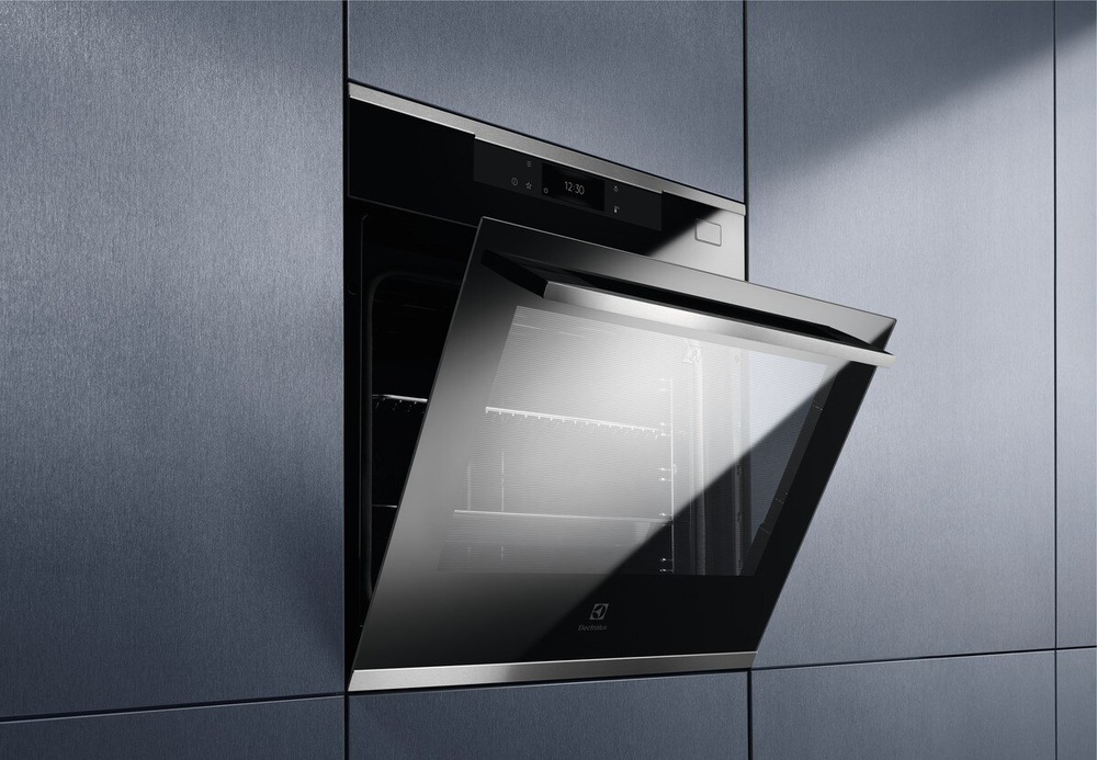 rúra Electrolux KOBBS39WX séria 800 MealAssist SteamPro v kuchynskej linke