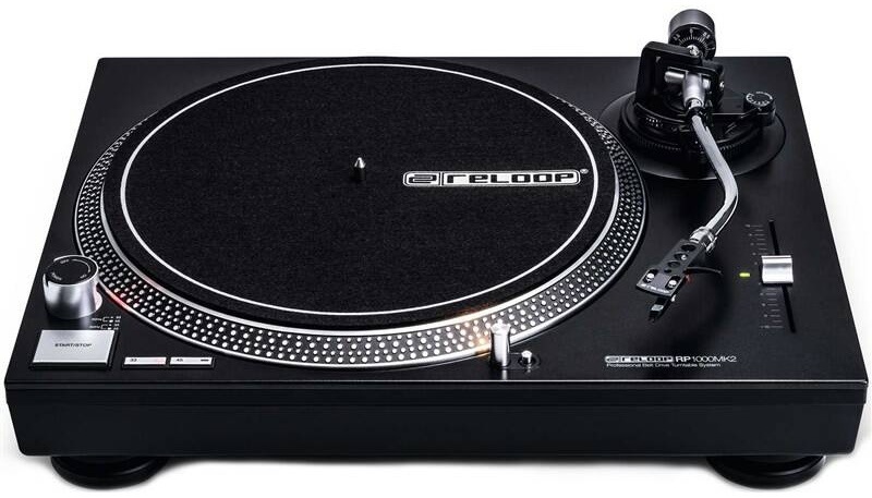 čierny gramofón Reloop RP-1000 MK2 s remienkovým pohonom a robustným ramienkom