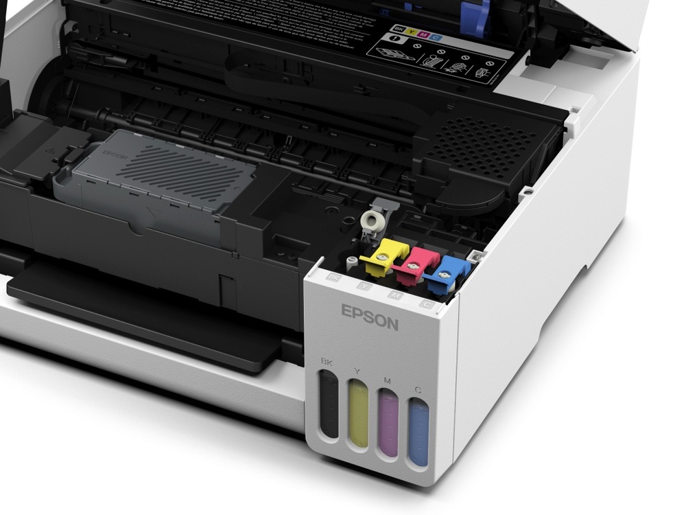 Tlačiareň multifunkčná Epson EcoTank L3366 biela Detail otvorenej tlačiarne Epson EcoTank s odkrytým vnútorným tlačovým mechanizmom. Vpravo sú štyri farebne označené plniace otvory atramentových nádržiek a priehľadné okienka pre kontrolu ich hladiny