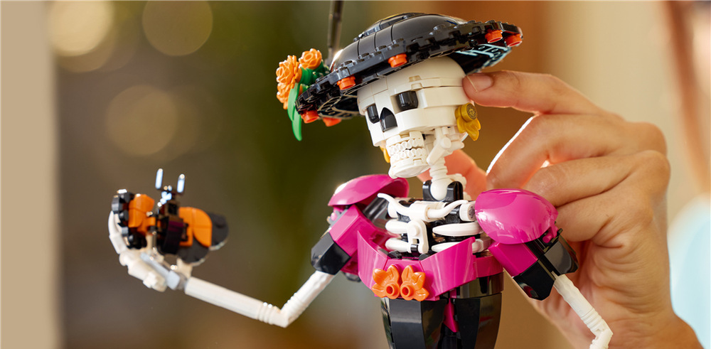 La Catrina meria cez 43 cm a vďaka výraznému vzhľadu sa hodí ako pôsobivá celoročná dekorácia.