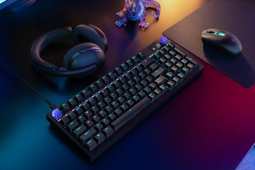 Klávesnica Logitech G316 X 98 na hernom stole s headsetom a myšou