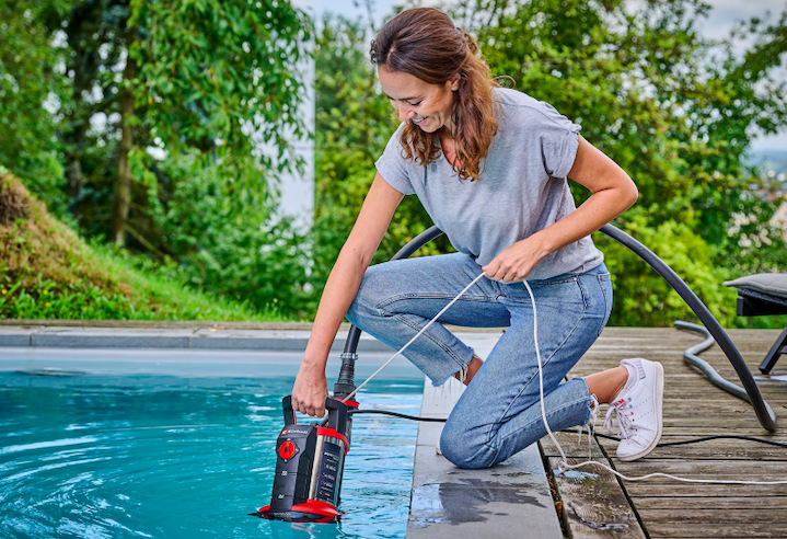 Čerpadlo kalové Einhell Expert GE-DP 7935 N-A LL ECO, 4171465 Žena používa kalové čerpadlo Einhell GE-DP 7935 N-A LL ECO pri vypúšťaní bazéna
