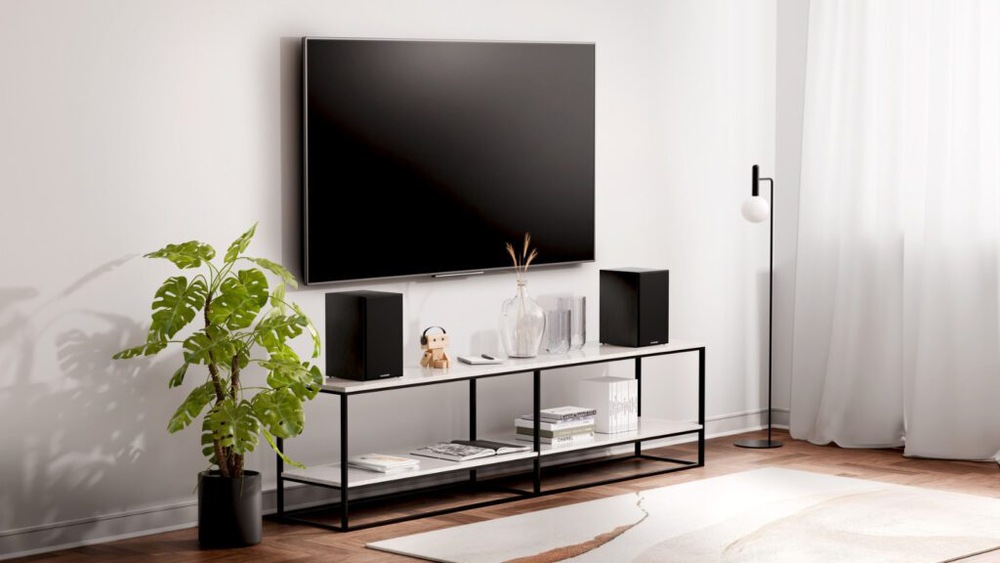 Reproduktory Blaupunkt BS40 (2 ks) čierne Reproduktory Blaupunkt umiestnené na televíznom stolíku pod televízorom.