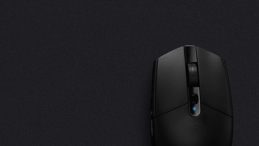 Podložka pod myš Logitech G640 Large Cloth Gaming Mouse Pad - EWR2 čierna Logitech G640 Large Cloth Gaming Mouse Pad - detail povrchu s myšou
