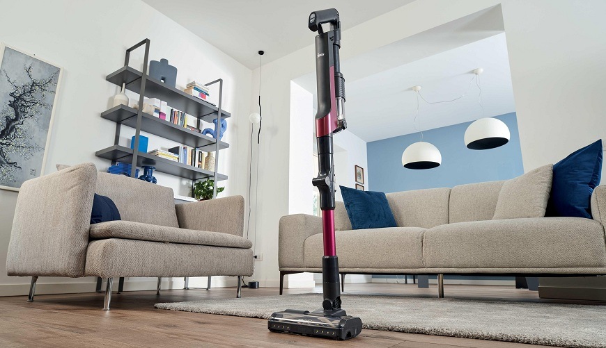 Tyčový vysávač Hoover HF210HXP 011 stojí uprostred miestnosti